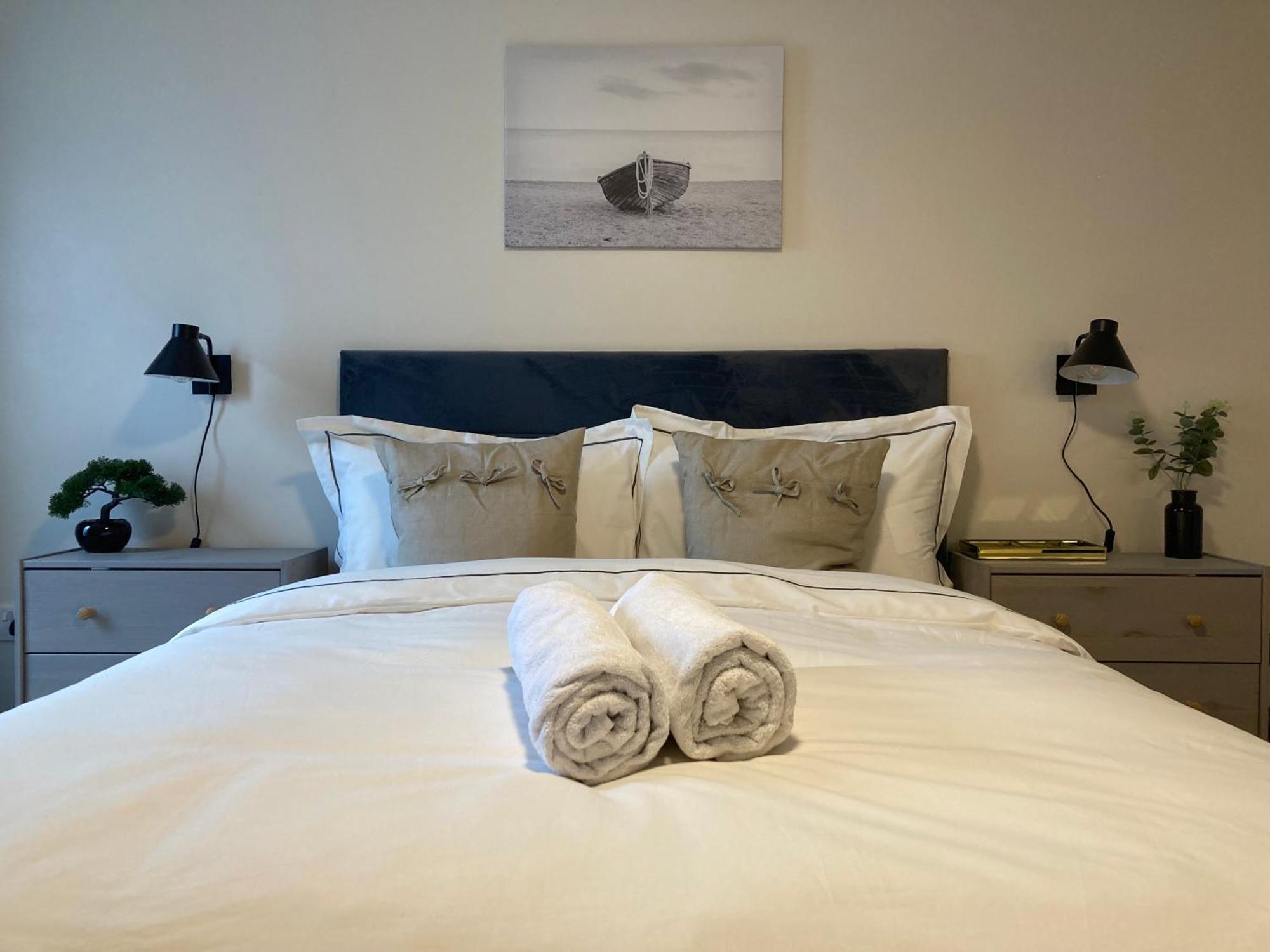 Smart 4K Tvs In All Bedrooms Double Vanity Sink Belfast Exterior photo